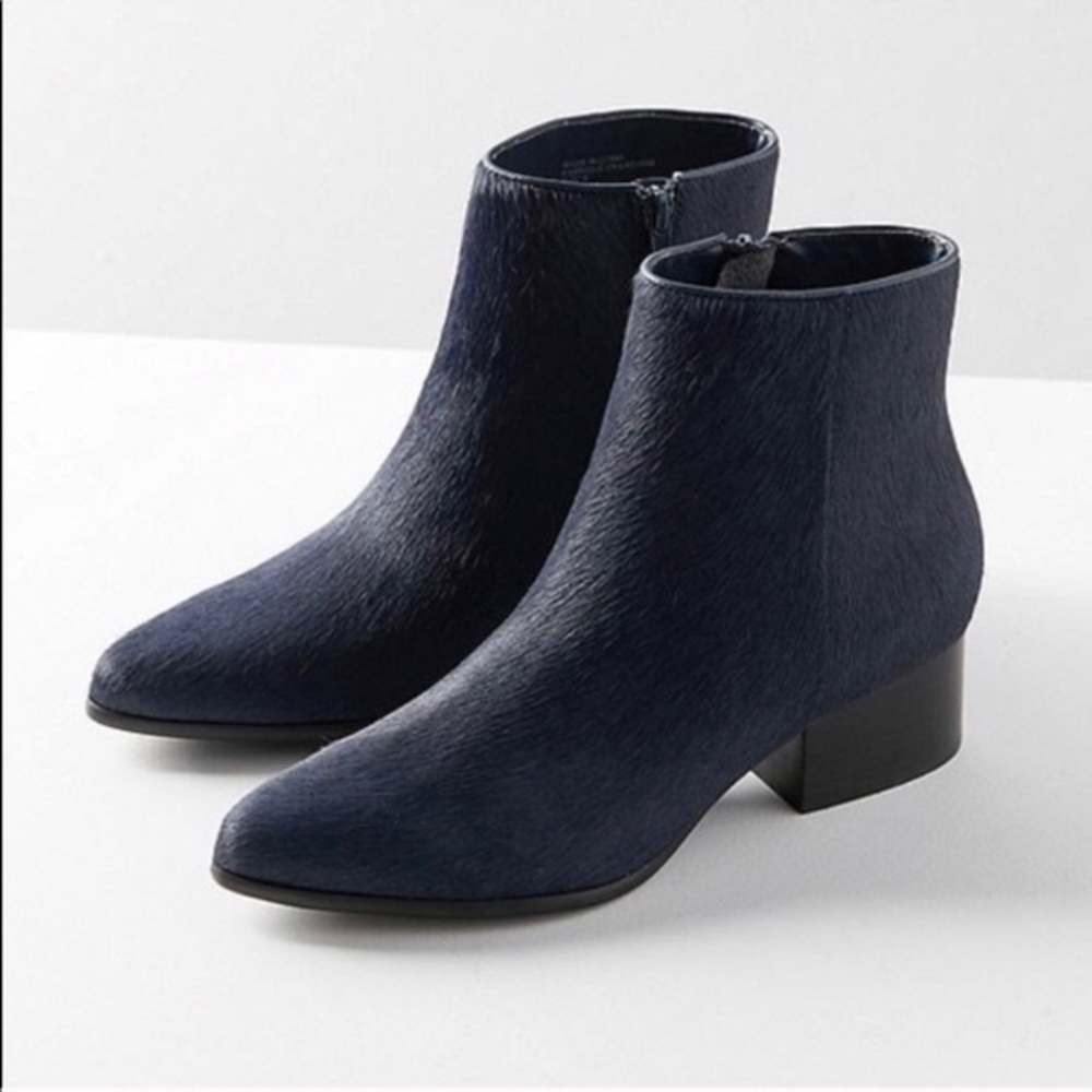 UO navy blue faux fur booties size 6